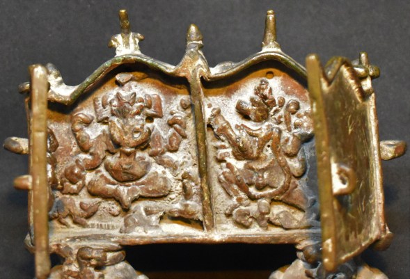 Travelling shrine Open close